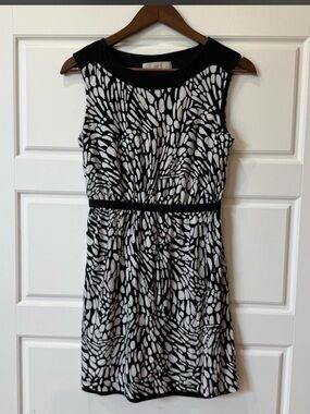 LOFT Black and White Sleeveless Patterned Sheath Dress